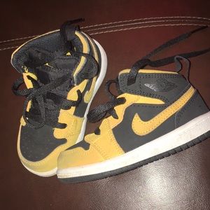 Yellow Nike air Jordan